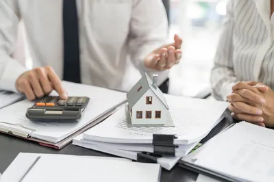 insurance agent helping to calculate savings